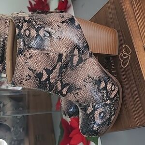 Ladies Elle snakeskin print boots NWT size 8.5